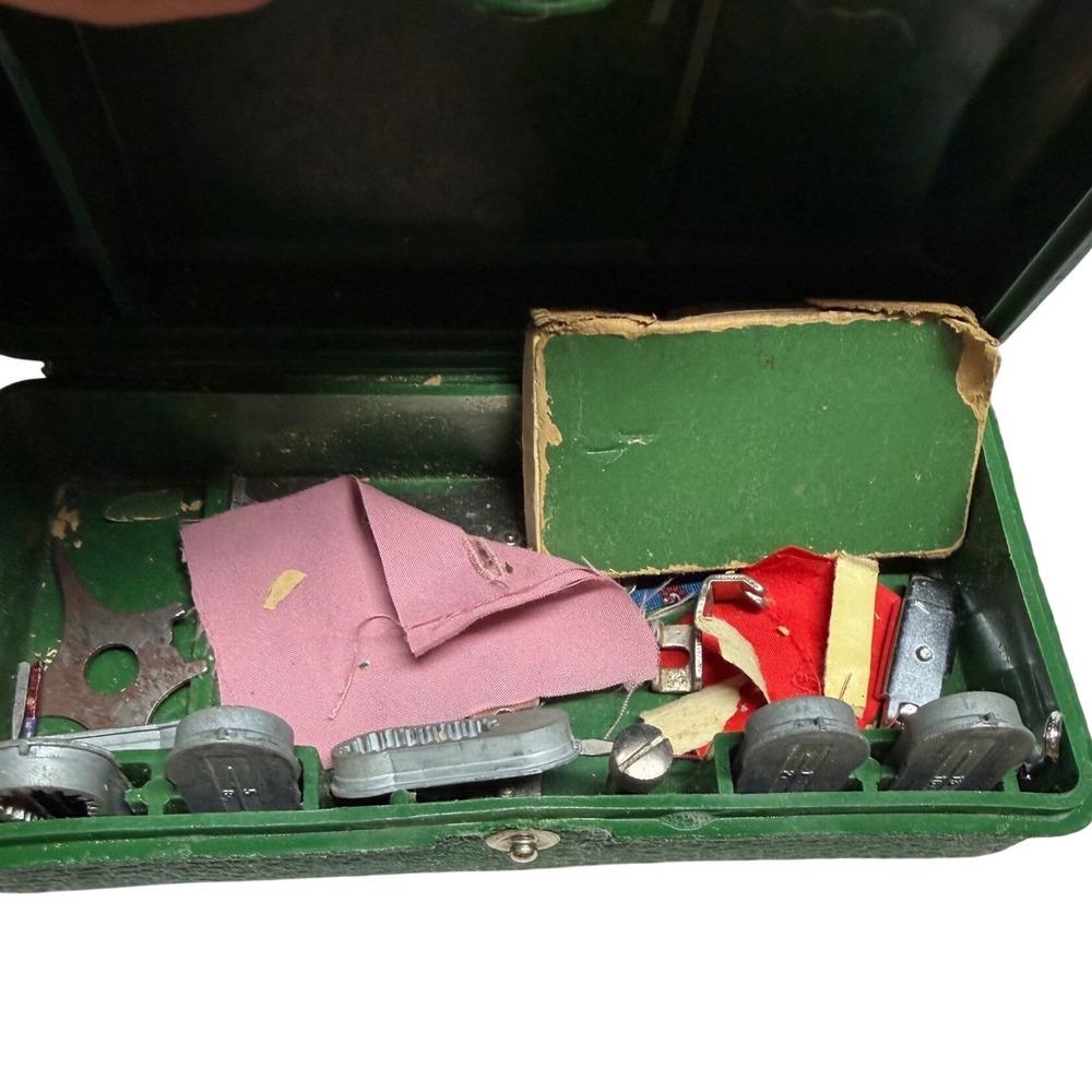 Vintage Singer Automatic Buttonholer Attachment Set Green CaseTemplates untested - Picture 4 of 10